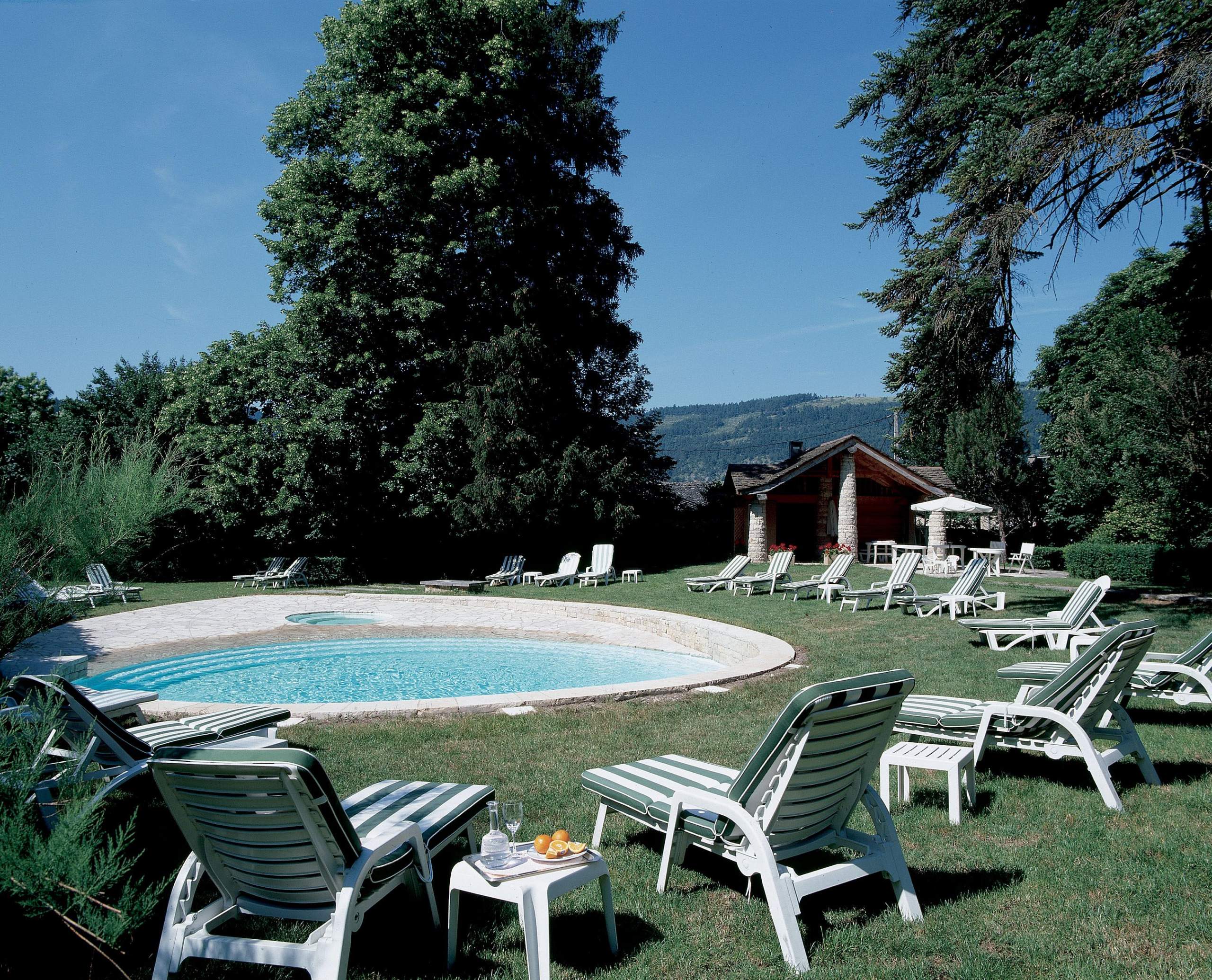 bassin hotel meyrueis chateau ayres